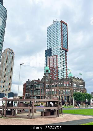 Rotterdam, pays-Bas. 6 août 2023. Architecture moderne à la Wilhelminakade à Rotterdam. Photo de haute qualité Banque D'Images