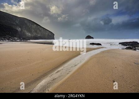 Un rivage rocheux et sablonneux à marée basse, à Trebarwith Strand, près de Tintagel, sur la côte atlantique des Cornouailles, en Grande-Bretagne. Banque D'Images