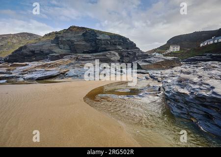 Un rivage rocheux et sablonneux à marée basse, à Trebarwith Strand, près de Tintagel, sur la côte atlantique des Cornouailles, en Grande-Bretagne. Banque D'Images