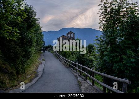 L'ermitage de Sant Quirc de Durro au crépuscule (Vallée de Boí, Lleida, Catalogne, Espagne, Pyrénées) ESP : la ermita de Sant Quirc de Durro al anochecer Banque D'Images