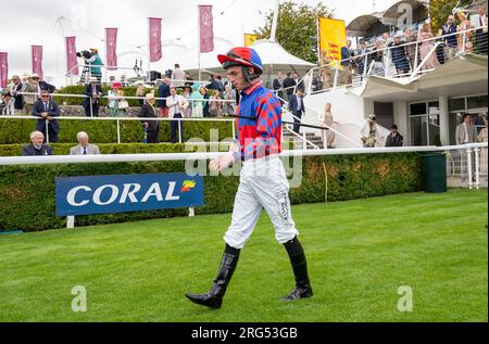 Le jockey Rossa Ryan se rend sur le ring le jour 1 du Qatar Goodwood Festival Meeting 2023 à Goodwood Racecourse, Chichester Banque D'Images