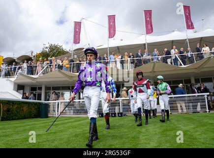 Le jockey William Buick se rend sur le ring le jour 1 du Qatar Goodwood Festival Meeting 2023 à Goodwood Racecourse, Chichester Banque D'Images