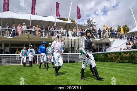 Les jockeys se rendent sur le ring de parade le jour 1 du Qatar Goodwood Festival Meeting 2023 à l'hippodrome de Goodwood, Chichester Banque D'Images