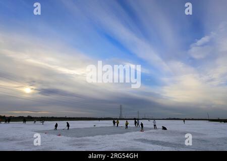 Patinage sur glace dans la réserve naturelle Whittlesey Wash, Whittlesey Town, Fenland ; Cambridgeshire ; Angleterre; ROYAUME-UNI Banque D'Images