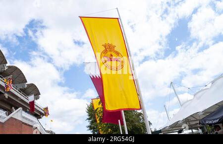 Le drapeau de Goodwood flotte haut lors de la Qatar Goodwood Festival Meeting 2023 à l'hippodrome de Goodwood, Chichester Banque D'Images