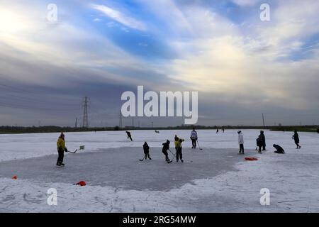 Patinage sur glace dans la réserve naturelle Whittlesey Wash, Whittlesey Town, Fenland ; Cambridgeshire ; Angleterre; ROYAUME-UNI Banque D'Images