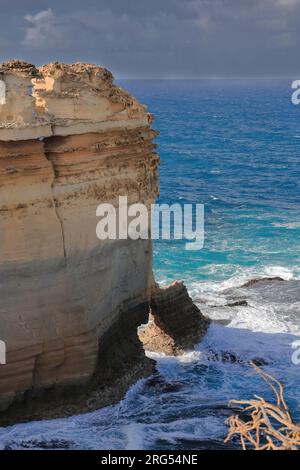 818+ vue détaillée de l'extrémité sud-ouest de la pile Razorback vue depuis son belvédère sur la région Geology Walk-Loch ARD gorge. Victoria-Australie. Banque D'Images