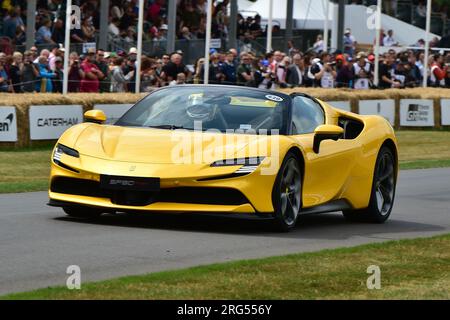 Patrick Blakeney-Edwards, Edward Morris, James Pickford, Ferrari SF90 Spider, Supercar Run, une occasion de voir, d’entendre et de se rapprocher du monde Banque D'Images