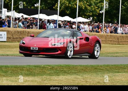 Ferrari 296 GTS, Supercar Run, une occasion de voir, d’entendre et de se rapprocher des voitures les plus prestigieuses du monde, et pour quelques chanceux, la chance de le faire Banque D'Images