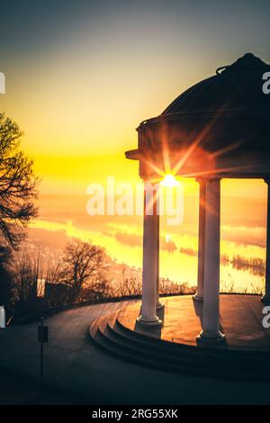 Niederwald monument en Hesse Allemagne. Lever de soleil avec des temples et de grandes couleurs oranges. Super ambiance avec vue sur le rhin Banque D'Images