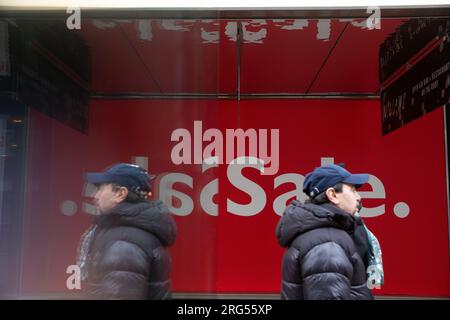 Un panneau de vente se reflète dans un mur d'arrêt de bus sur Oxford Street dans le centre de Londres, le jour de l'an. Banque D'Images