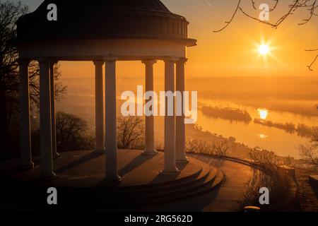 Niederwald monument en Hesse Allemagne. Lever de soleil avec des temples et de grandes couleurs oranges. Super ambiance avec vue sur le rhin Banque D'Images