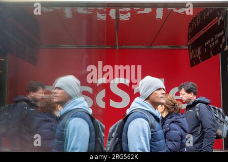 Un panneau de vente se reflète dans un mur d'arrêt de bus sur Oxford Street dans le centre de Londres, le jour de l'an. Banque D'Images