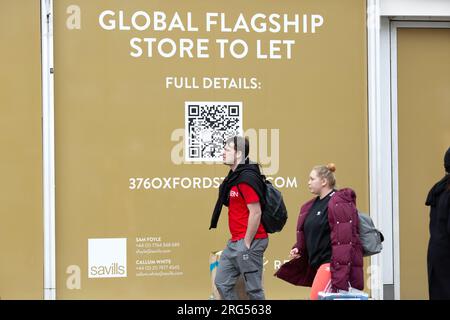 Les acheteurs passent devant une signalisation «magasin à laisser» sur Oxford Street dans le centre de Londres, le jour de l'an. Banque D'Images