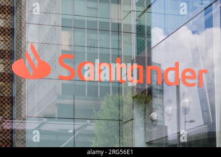 Londres, Royaume-Uni - 29 juillet 2023 ; Red Santander signe sur la fenêtre du siège social britannique Banque D'Images