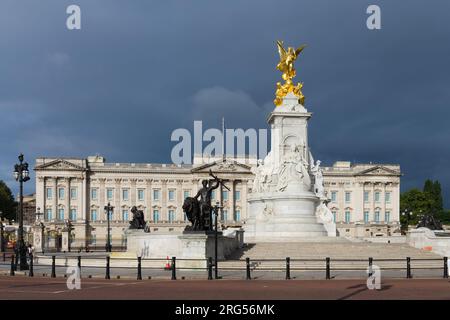 Londres, Royaume-Uni - 28 juillet 2023 ; Victoria Memorial et Buckingham Palace sous de sombres nuages de tempête Banque D'Images