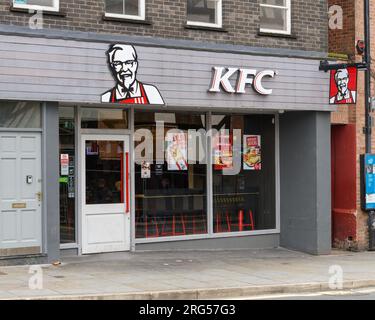 Shrewsbury, Royaume-Uni - 24 juillet 2023 ; à l'extérieur avec la marque et le nom du restaurant KFC à Shrewsbury Royaume-Uni Banque D'Images