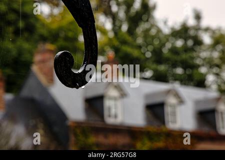 Gouttes de pluie sur porte de forgeage Banque D'Images