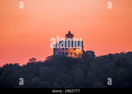 Le Ronneburg en Allemagne dans une grande photo de paysage. Beaux champs avec un château et au coucher du soleil Banque D'Images