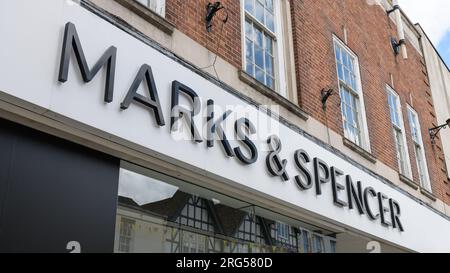 Shrewsbury, Royaume-Uni - 19 juillet 2023 ; signer dans le magasin Marks and Spencer à Shrewsbury Royaume-Uni Banque D'Images