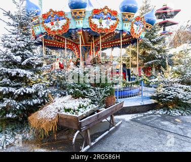 Carrousel vintage dans le parc d'attractions Tivoli à Copenhague en hiver. Banque D'Images