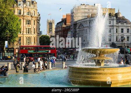 Londres, Royaume-Uni - 29 juillet 2023 ; scène de rue à Trafalgar Square à Londres avec bus et bâtiments en été Banque D'Images