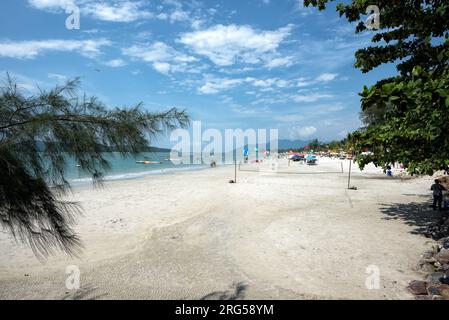 Langkawi, Malaisie - 25 décembre 2018 : touristes profitant de diverses activités le long de la plage de Pantai Cenang sur l'île de Langkawi sur la mer d'Andaman à Langkaw Banque D'Images