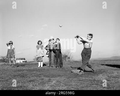 Enfants jouant au baseball pendant la période de jeu de l'après-midi, école Homestead, Dailey, Virginie occidentale, USA, Arthur Rothstein, États-Unis Farm Security Administration, octobre 1941 Banque D'Images