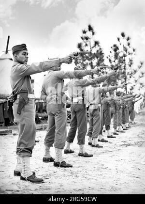 Sergent Franklin Williams et des soldats du 41st Engineers à la pratique du pistolet, fort Bragg, Caroline du Nord, USA, Arthur Rothstein, ÉTATS-UNIS Office of War information, mars 1942 Banque D'Images