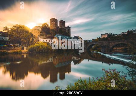 Beau paysage tourné du château Runkel avec reflet dans l'eau. Exposition simultanée, l'eau douce de la rive envahie, et une ruine Banque D'Images