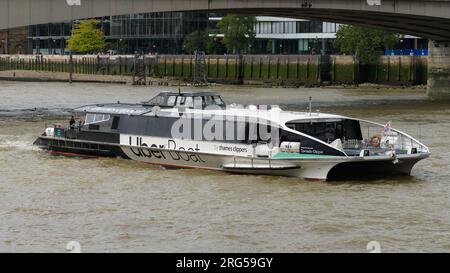 Londres, Royaume-Uni - 29 juillet 2023 ; Thames Clipper Uber Boat Tornado Clipper on River Thames London Banque D'Images