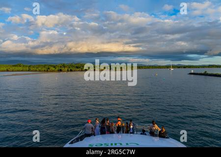 Viti Levu, Fidji : 29 mai 2023 : groupe de touristes sur un navire sur la côte au port de Denarau. Viti Levu. Fidji Banque D'Images