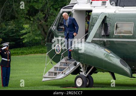 Washington, États-Unis. 07 août 2023. Le président Joe Biden passe de Marine One sur la pelouse sud de la Maison Blanche à Washington, DC après un week-end dans le Delaware le lundi 7 août 2023. Photo Bonnie Cash/UPI crédit : UPI/Alamy Live News Banque D'Images