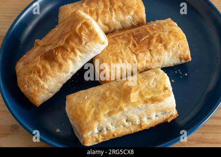 Assiette de petits pains à saucisse cuits chauds, une collation à base de pâtisserie et de viande de saucisse Banque D'Images