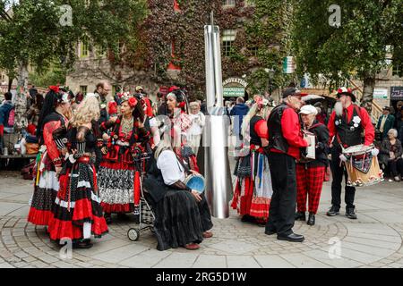 Danseurs faisant une pause au Hebden Bridge Steampunk Weekend 2023. Banque D'Images