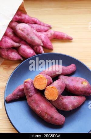 Assiette de patates douces bouillies, une source de bons glucides savoureux Banque D'Images