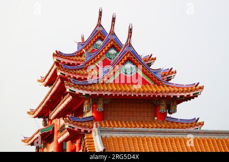 Détails de fantastiques toits ornés colorés d'un temple bouddhiste chinois Banque D'Images