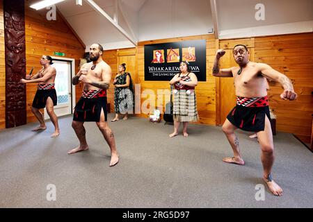 Rotorua. Nouvelle-Zélande. Danse traditionnelle Haka au Whakarewarewa Living Maori Village Banque D'Images