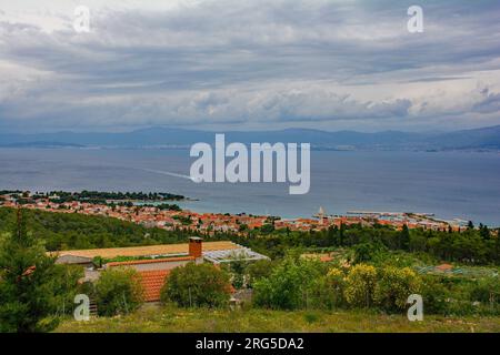 Supetar vu des collines au-dessus de la ville sur l'île de Brac, Dalmatie, Croatie. En regardant vers le continent près de Split Banque D'Images