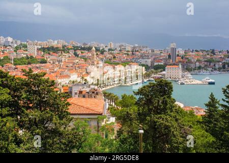 Une vue sur la ville côtière historique de Split en Croatie depuis la colline de Marjan qui surplombe la ville Banque D'Images