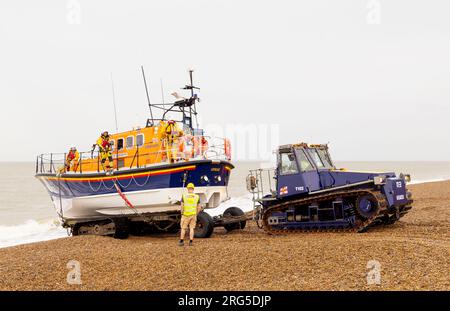 L'équipage de la RNLI d'Aldeburgh prépare le canot de sauvetage pour le lancement en mer. Aldeburgh, Suffolk. ROYAUME-UNI Banque D'Images