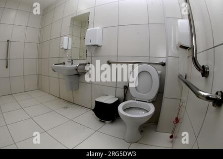 Itaberaba, bahia, brésil - 3 juin 2023: salle de bains avec main courante pour l'accessibilité dans un hôpital public de la ville d'Itaberaba. Banque D'Images