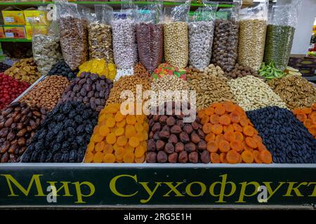 Almaty, Kazakhstan - 4 août 2023 : fruits secs dans le Bazar vert d'Almaty, Kazakhstan. Banque D'Images