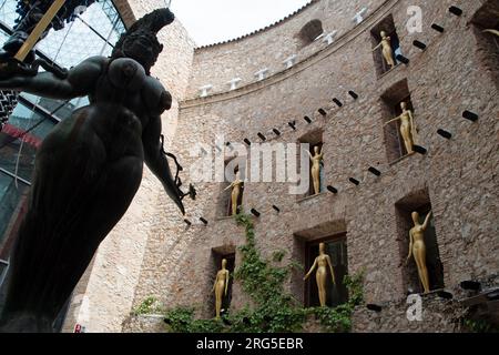 Paysage de statues à l'intérieur du Musée du Théâtre Salvador Dali à Figueres Catalogne Espagne Banque D'Images