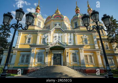 Almaty, Kazakhstan - 6 août 2023 : la cathédrale de l'Ascension est une cathédrale orthodoxe russe située à Almaty, au Kazakhstan. Banque D'Images