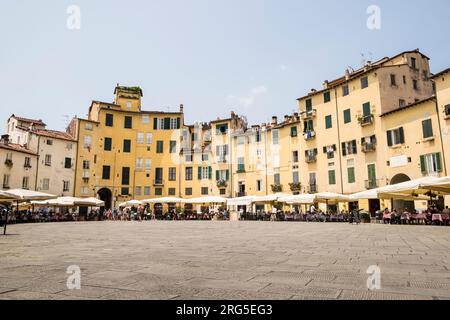 Italie, Toscane, Lucques, Piazza dell'Anfiteatro, Amphitheatre Square Banque D'Images