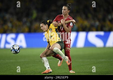7 août 2023 ; Stadium Australia, Sydney, NSW, Australie : FIFA Womens World Cup Round of 16 football, Australie contre Danemark ; Katrine Veje, du Danemark, fait pression sur Hayley Raso, de l'Australie Banque D'Images
