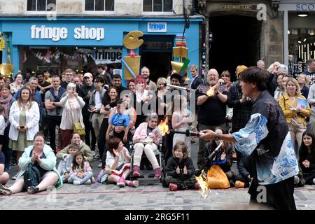 Edimbourg, Royaume-Uni. 07 août 2023. Lundi 07 août 2023. Edinburgh Fringe Day 3 : Street Entertainment in the Royal Mile la plus grande plate-forme au monde pour la liberté créative aura lieu du 04 au 28 août. Crédit : Rob Gray/Alamy Live News Banque D'Images