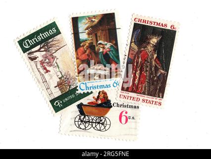 Un montage de timbres-poste vintage des Etats-Unis représentant Noël sur fond blanc. Banque D'Images