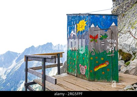 Vysoke Tatry, Slovaquie - juillet 2023 : randonnée dans les Hautes Tatras (Vysoke Tatry). WC à Chata pod Rysmi (2250m). Les toilettes situées le plus haut à Tatra Banque D'Images